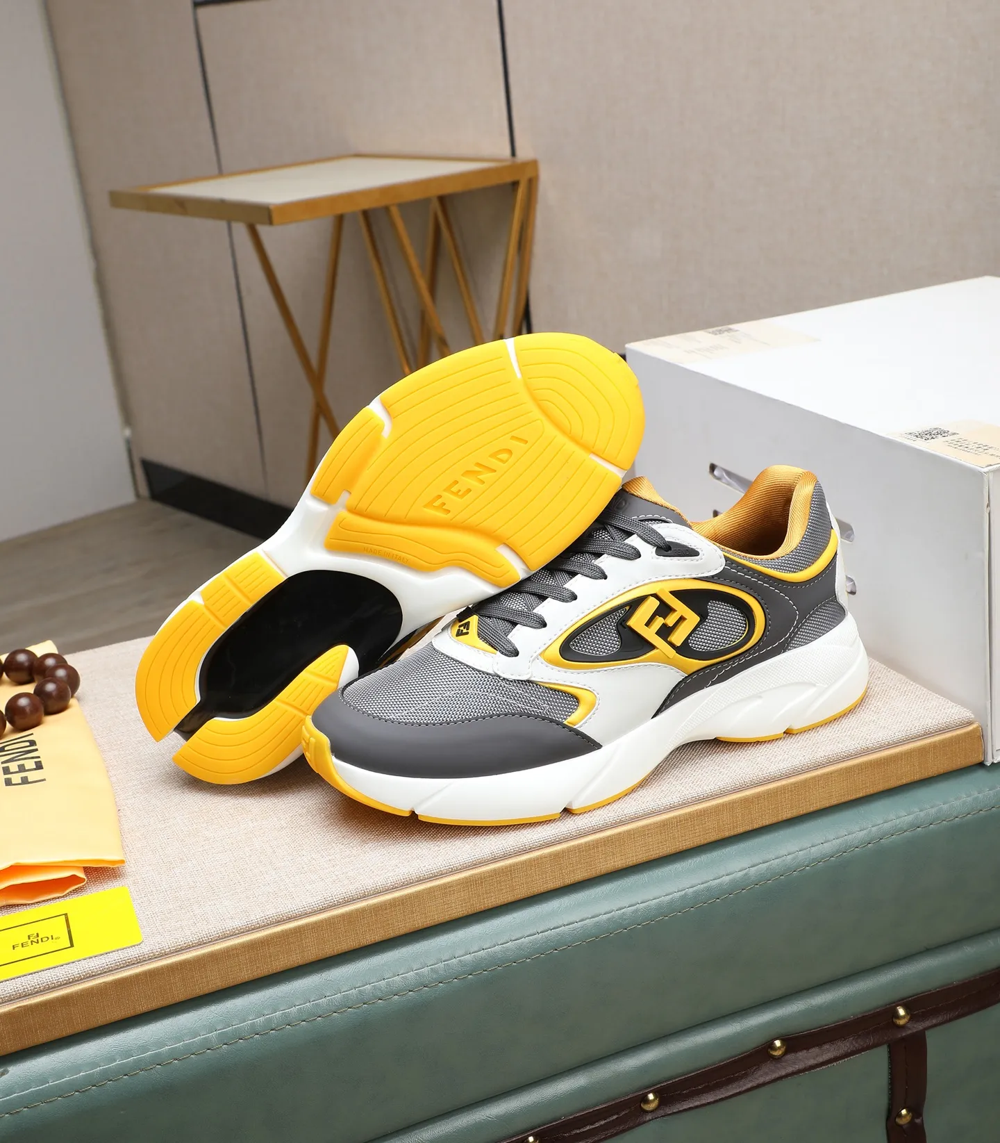 Ex-factory price 760 (high version) [Fendi] Fendi’s latest casual shoes for men! Available at counters simultaneously! A one-to-one replica of the original. Made entirely of imported top-grain calfskin, the interior is made of top-grain water-dyed cowhide, and the original factory-supplied rubber outsole. Leading new fashion concepts. Matching code: 39-44. 38.45 can be customized and cannot be returned or exchanged!